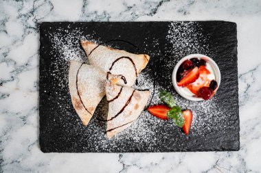 İtalyan pastası, dondurma ve çilek.