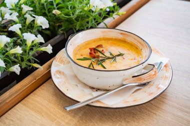 gevrek pastırma ile krem çorba, yakın