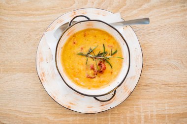 gevrek pastırma ile krem çorba, yakın