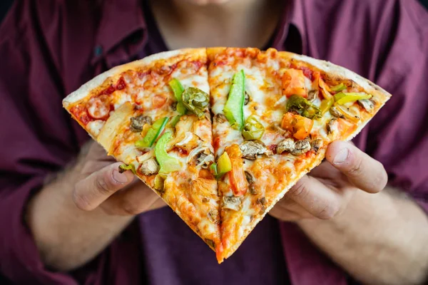 Člověk Konzumní Chutnou Italskou Pizzu — Stock fotografie