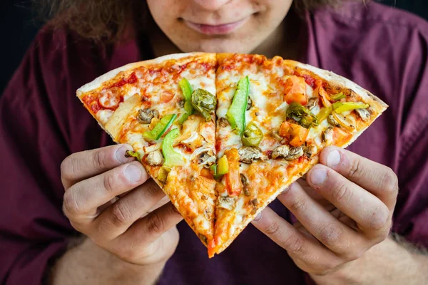 Hombre Comiendo Sabrosa Pizza Italiana — Foto de Stock