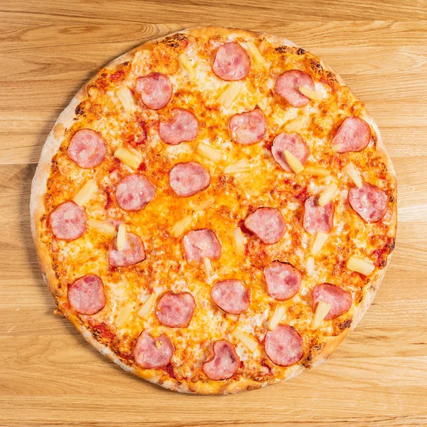 Pizza Auf Dem Hölzernen Hintergrund — Stockfoto