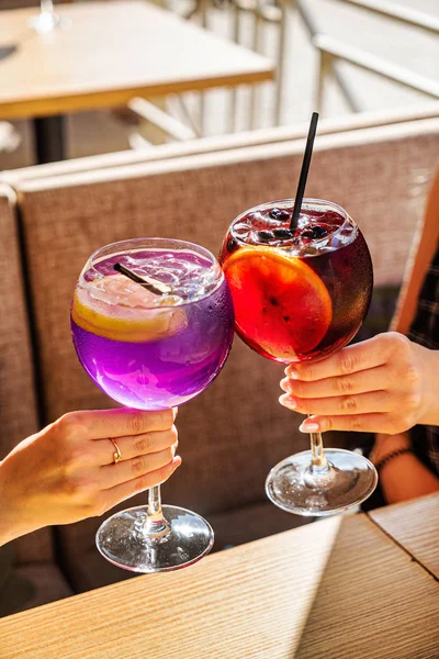 Women Drinking Summer Fresh Cocktails — Stock Photo, Image