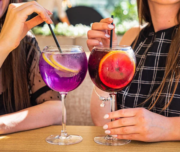 Women Drinking Summer Fresh Cocktails — Stock Photo, Image