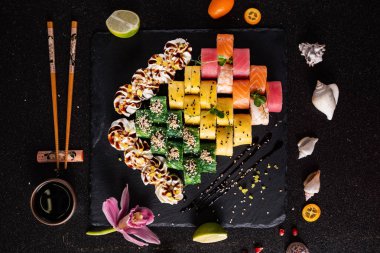 Siyah arkaplanda suşi var.