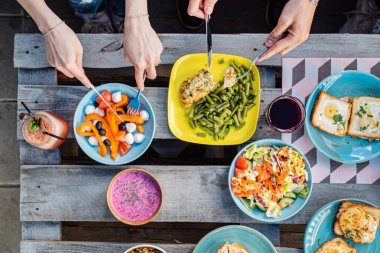 arkadaşlar kafede öğle yemeği yemek