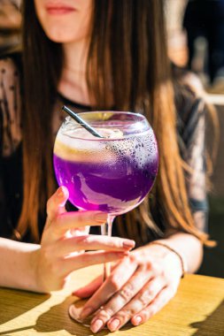 Kadınlar taze yaz kokteyli içiyor.