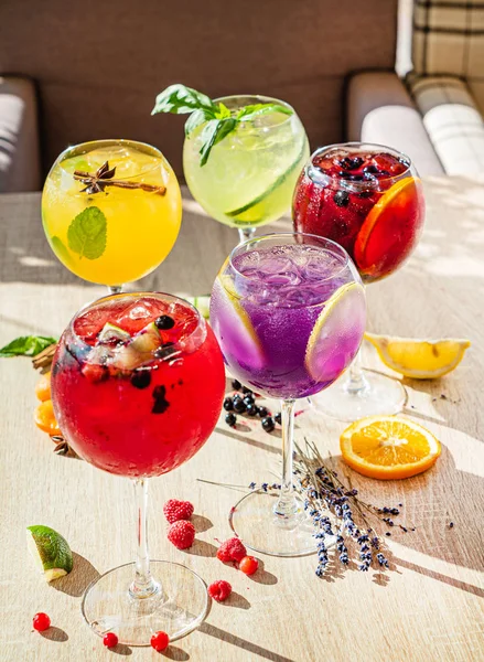 Cocktails Été Sur Table Gros Plan — Photo