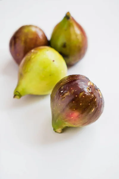 Frutas Frescas Figos Orgânicos Fundo Branco — Fotografia de Stock