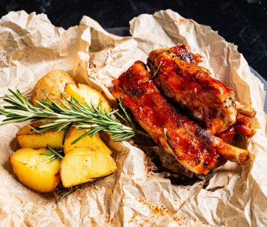 fırında patates ile ızgara kaburga