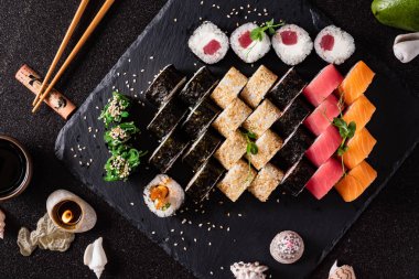 siyah backround üzerinde suşi seti