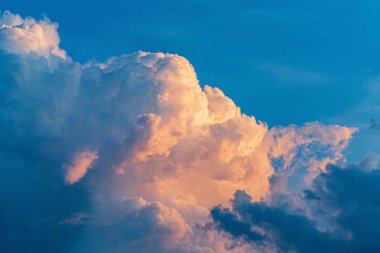 Bulutlar ve güneş, günbatımı ile mavi gökyüzü