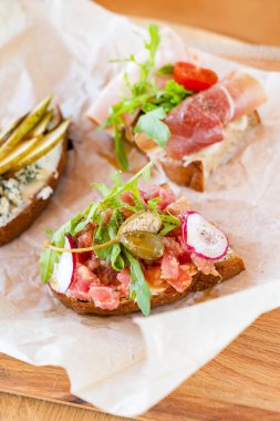 parşömen üzerinde kanepeler farklı türde