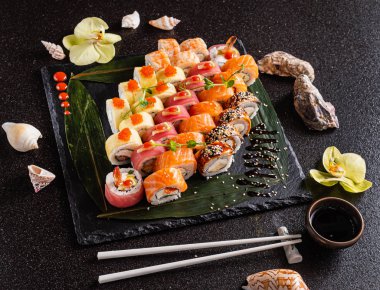 Siyah arkaplanda suşi var.