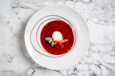 dondurma, çilek çorbası yakın çekim