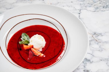 tabakta dondurma ile çilek çorbası 