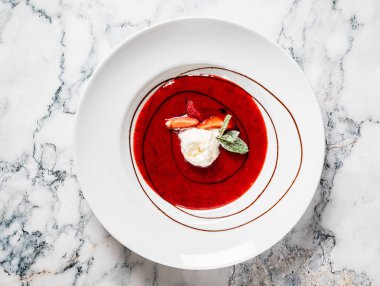 tabakta dondurma ile çilek çorbası 