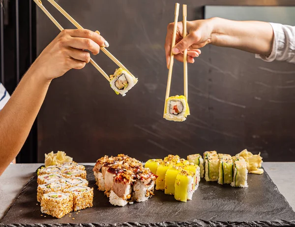 Frauen Essen Sushi Restaurant — Stockfoto