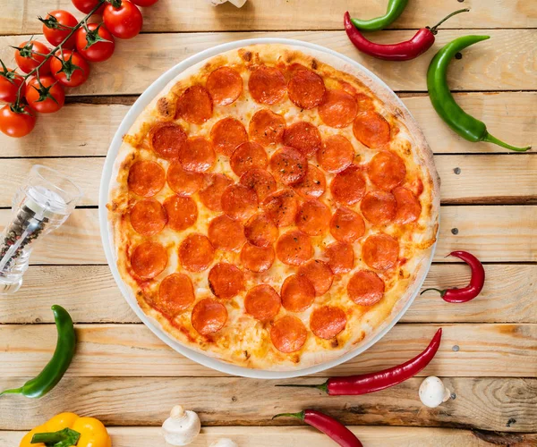Pizza Peperoncino Appena Sfornata Sullo Sfondo Legno — Foto Stock