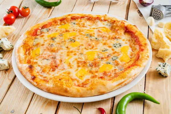 Ost Pizza Trä Bakgrund Närbild — Stockfoto