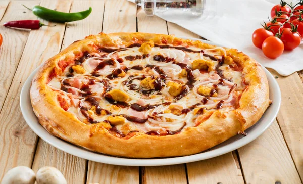 Pizza Savoureuse Sur Fond Bois Gros Plan — Photo