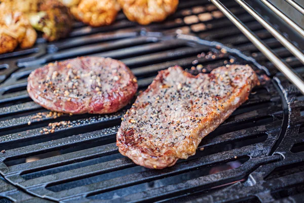 Szef Kuchni Gotowanie Grillowane Steki Wołowe — Zdjęcie stockowe