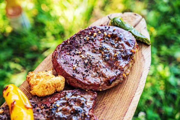 Grilované Steaky Grilovanou Zeleninou Blízko — Stock fotografie