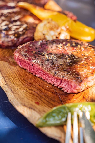 Grilovaný Steak Dřevěné Desce Blízko — Stock fotografie