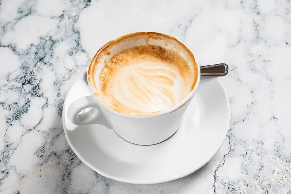 大理石を背景にカプチーノを飲み — ストック写真