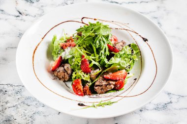 tabakta çilek ve ördek ciğeri ile salata 