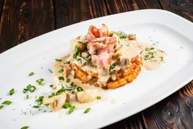 Pastırmalı ve soslu patates gözlemesi.