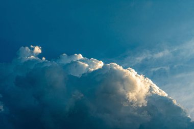 Bulutlar ve güneş, günbatımı ile mavi gökyüzü