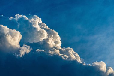 Bulutlar ve güneş, günbatımı ile mavi gökyüzü