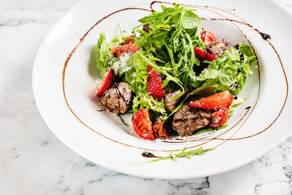 Salade Aux Fraises Foie Canard Dans Une Assiette — Photo