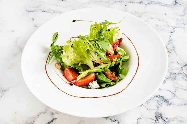 Salade Saine Aux Fraises Fromage Dans Une Assiette — Photo