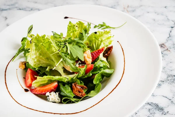 Salade Saine Aux Fraises Fromage Dans Une Assiette — Photo