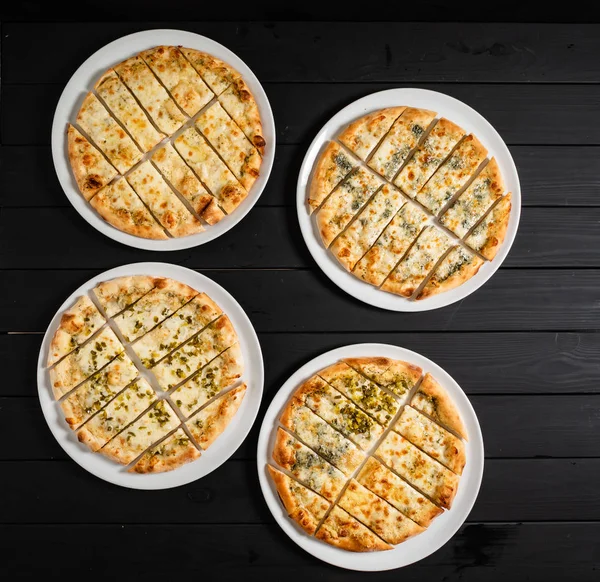 美味的披萨在黑色背景 顶视图 — 图库照片