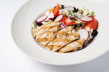 beyaz tabakta sebze ile ızgara tavuk