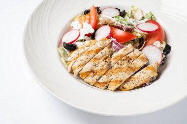 beyaz tabakta sebze ile ızgara tavuk