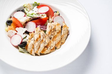 beyaz tabakta sebze ile ızgara tavuk