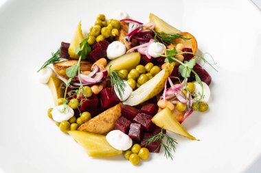 beyaz tabakta pancar ile sebze salatası