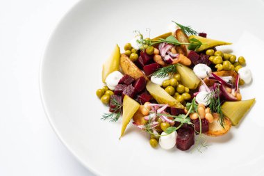 beyaz tabakta pancar ile sebze salatası