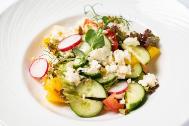 beyaz tabakta sebze salatası, yakın