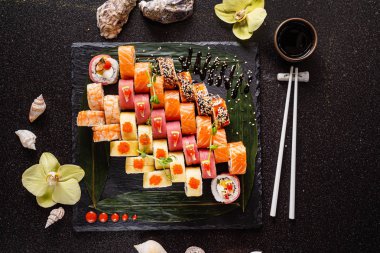 Siyah arkaplanda suşi var.