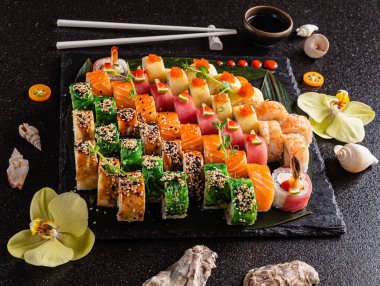 Siyah arkaplanda suşi var.