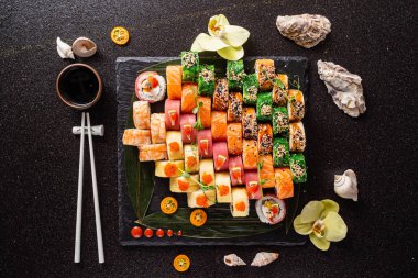 Siyah arkaplanda suşi var.