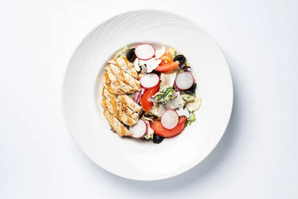 Grillezett Csirkemell Zöldségekkel Fehér Lemezen — Stock Fotó