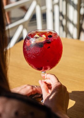 Kadın kafede limonata içiyor. 