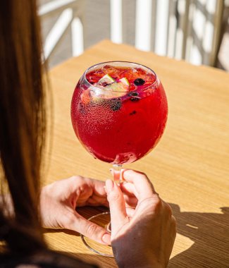 Kadın kafede limonata içiyor. 