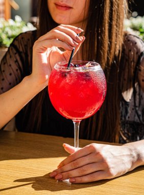 Yaz limonatası içen bir kadın.